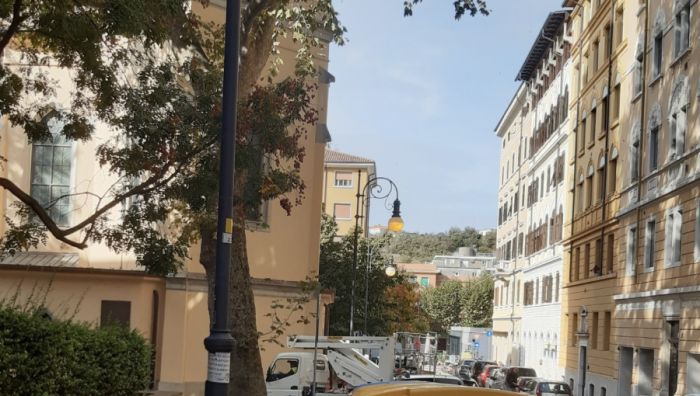 Lampioni accesi a mezzogiorno in Piazza tra i Rivi: la denuncia di un cittadino triestino
