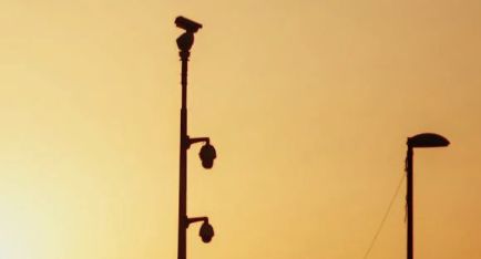 Residenti di via Montebello segnalano disagi: “Di sera camminiamo con la torcia del cellulare”