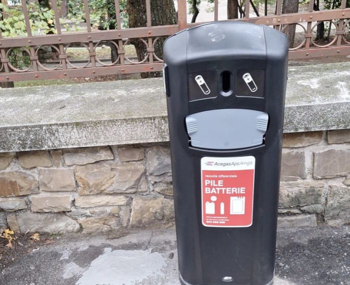Messo in sicurezza il contenitore di pile esauste vicino alla scuola Addobbati