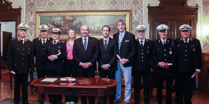 Riconoscimento per 35 anni di servizio: il sindaco di Trieste onora i dipendenti della polizia locale