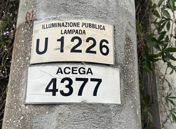 Lampione guasto da mesi: un cittadino denuncia la mancanza di interventi