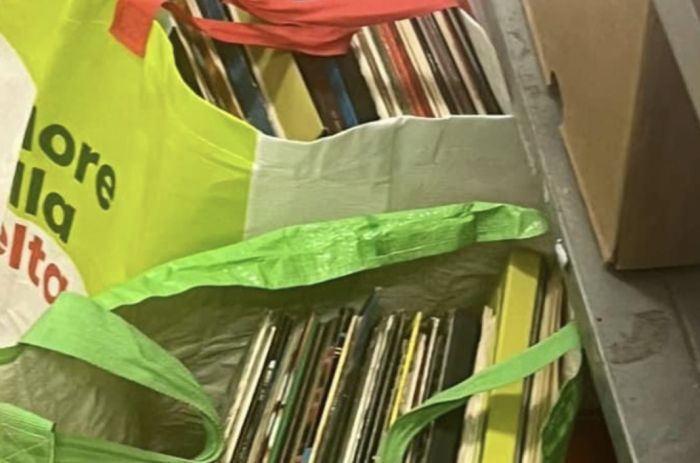 Gentilezza anonima a Trieste: due borse di 33 giri trovate in un furgone