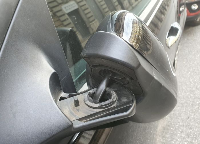 Auto vandalizzata in via Boccaccio: la denuncia di un residente