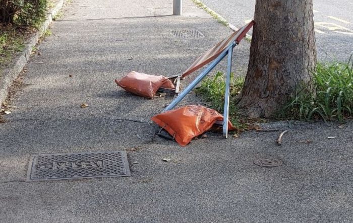 Sacchi arancioni abbandonati in via Flavia: "serve un intervento per la sicurezza dei passanti"