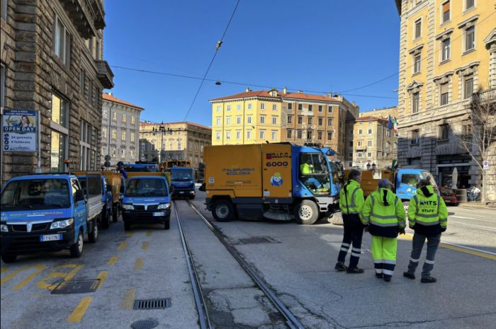 Super pulizia dopo la sfilata del carnevale triestino: le strade tornano pulite in tempi record