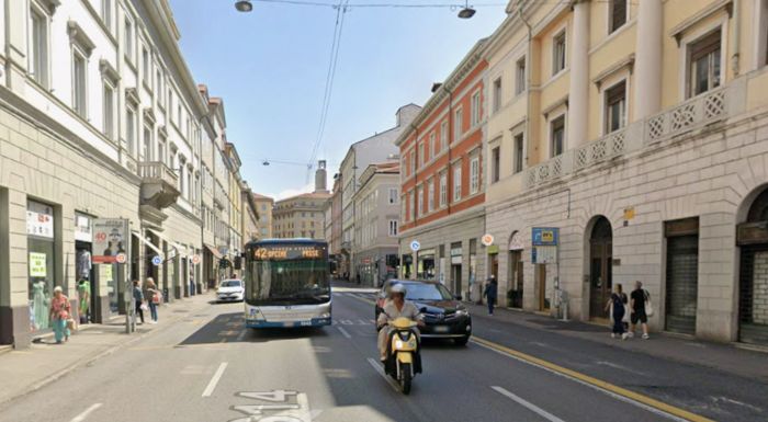 Via Ghega, una donna sputa in faccia a una mamma con un neonato di quattro mesi tra le braccia