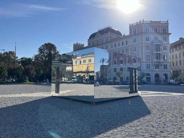 Curiosa struttura in largo Santos, c'è chi ipotizza sia un wc pubblico a disposizione dei presenti