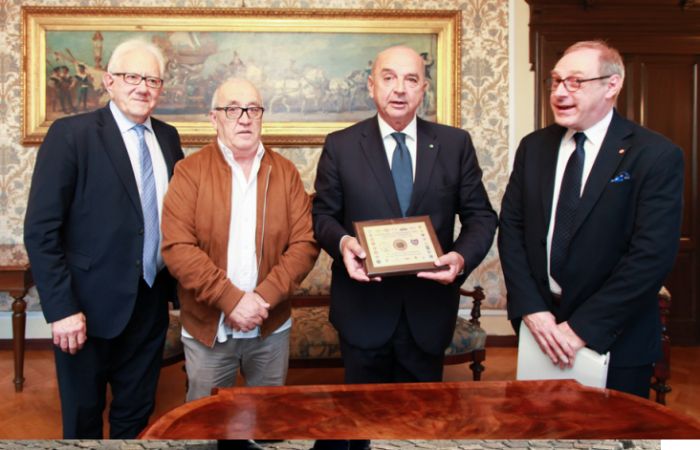 Consegna al Sindaco di una targa di ringraziamento del Club "Amici della Topolino"