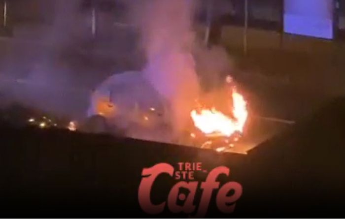 Viale Miramare, incendio ad un'auto: sul posto i vigili del fuoco (VIDEO) 