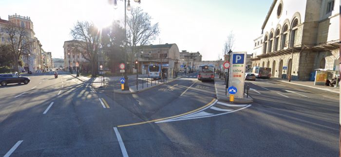 Tris di persone fa  pipì in pieno centro a Trieste davanti a tutti: giustamente sanzionati 