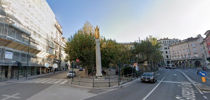 Venerdì in piazza Garibaldi tradizionale infiorata alla Stele Mariana