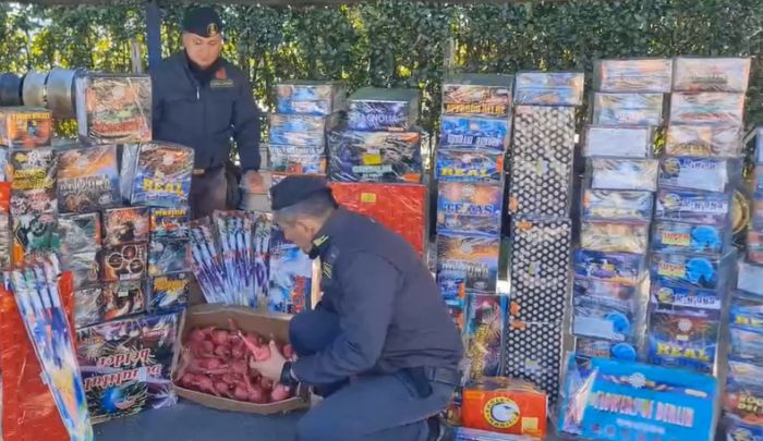 Sequestrate 40 tonnellate di fuochi d'artificio illegali