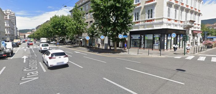 Sconcerto &shock in via Carducci, corre in strada con le auto in transito poi picchia la polizia locale e urla