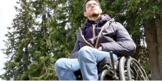 Sogna una carrozzina elettrica he gli restituisca la possibilità di muoversi in autonomia , amico lancia raccolta fondi