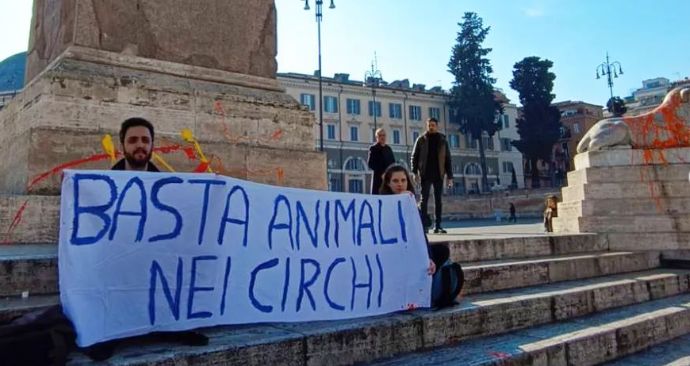 Roma: fontana di piazza del Popolo imbratta, denunciata coppia attivisti: anche una triestina