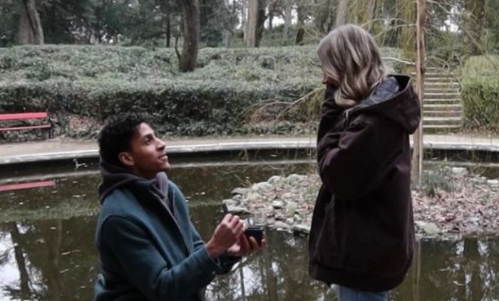 Eli Brooks della Pallacanestro Trieste fa la proposta di matrimonio a Kelly nel parco di Miramare