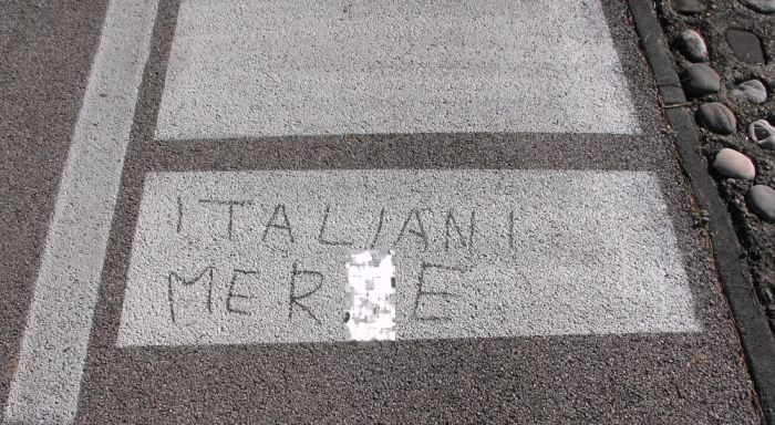 Scritta SHOCK (con vandalismo annesso) sulla pista ciclopedonale Cottur