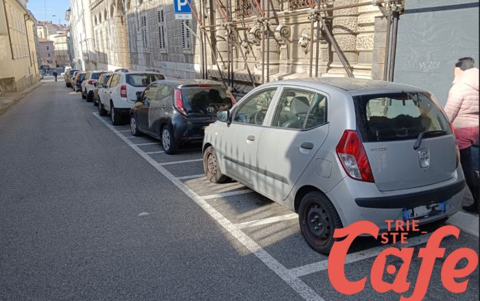 Via dell'Università, stalli scooter occupati abusivamente da auto in sosta: LA DENUNCIA