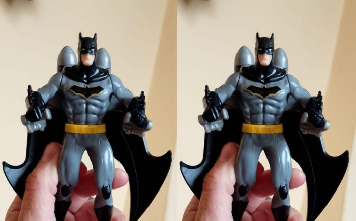 Bimbo triestino trova 3 Batman uguali in altrettante uova di Pasqua, appello social: "Chi li scambia?"