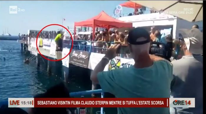 Seba filma Sterpin mentre si tuffa, morbin a "Ore 14" "Liaison tra Claudio e Seba" (VIDEO)