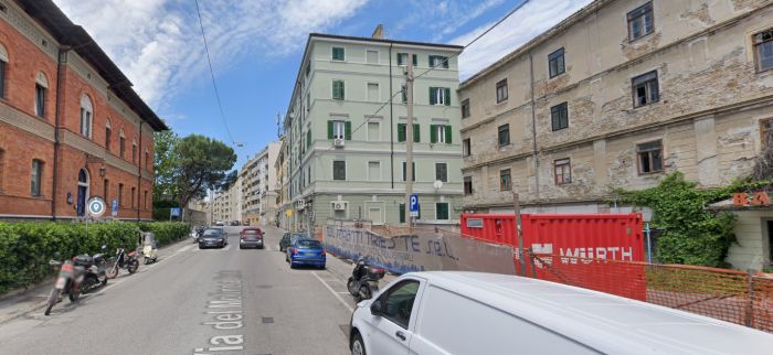 Maddalena, spacciatore minaccia con pistola giocattolo: poi amico aggredisce agenti con coltello da cucina 
