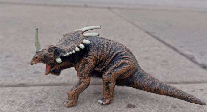 Piazza Ponterosso, bimbo smarrisce un piccolo dinosauro 