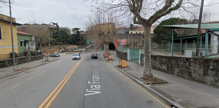 Via Salata, anziana con borse sbaglia fermata: polizia locale la soccorre scortandola fino casa!