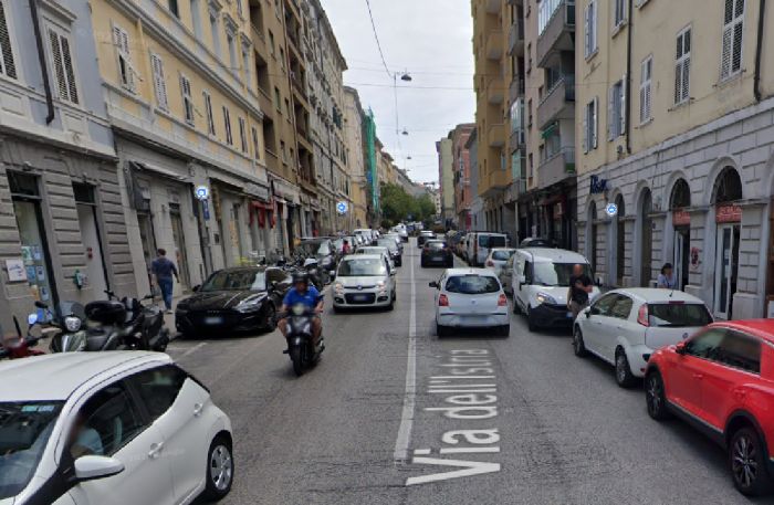 Urina davanti a tutti in via dell'Istria, poi tenta la fuga ma viene beccato dalla polizia locale
