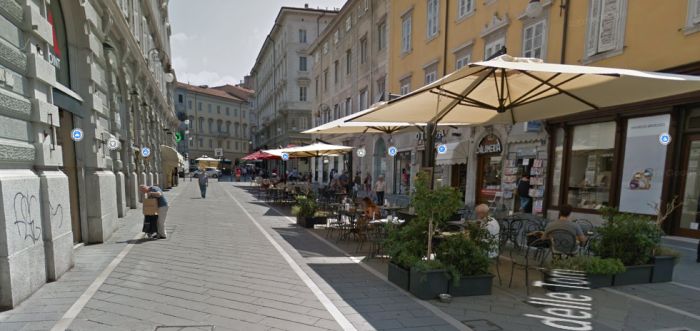 Emozioni in via delle Torri, trova per terra il portafoglio di una 77enne pieno di soldi e glielo restituisce 