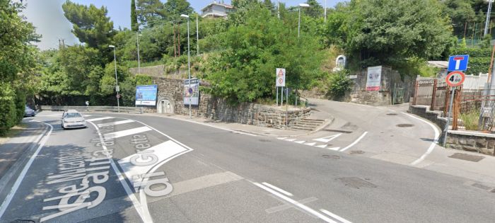 Viale Miramare, ciclista sbatte violentemente la testa contro un  pick-up in transito: traffico in tilt  