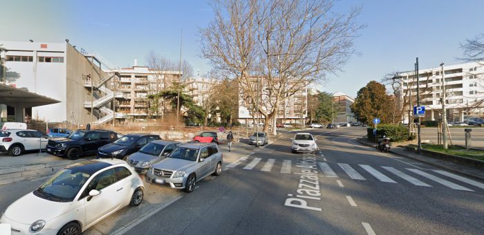 "Piazzale De Gasperi, mettere in ordine la parte antistante la scalinata d'entrata al comprensorio"