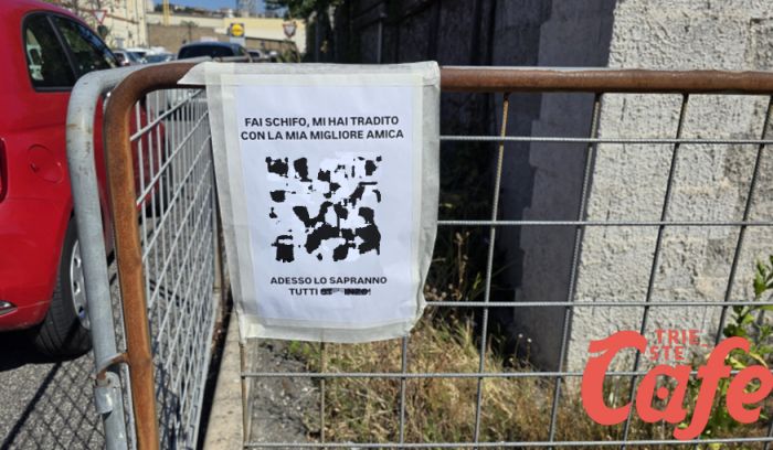 Curiosità in Scalo Legnami, persona "cornuta" triestina si vendica con un manifesto 