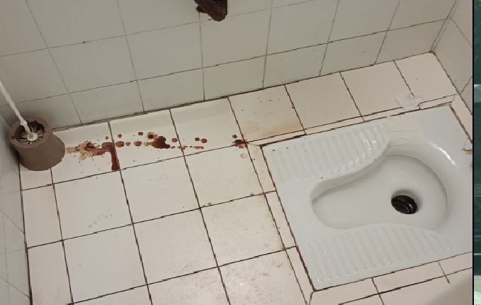 Giardino Pubblico, bagno con tracce di sangue e odore nauseabondo 