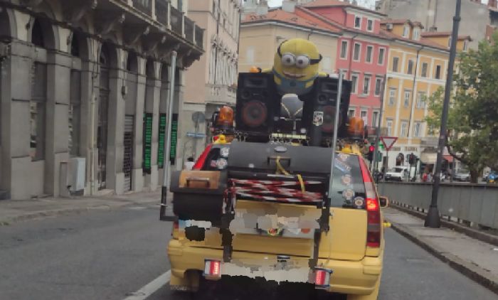 Sorpresa in via Molino a Vento, auto a tema Minions! 
