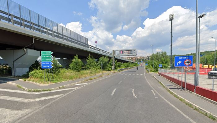 Buca la gomma dell'auto sulla sopraelevata a Muggia, la polizia si ferma e l'aiuta a cambiarla!
