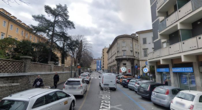 Appello sui social per auto danneggiata in piazza Ospitale a Trieste