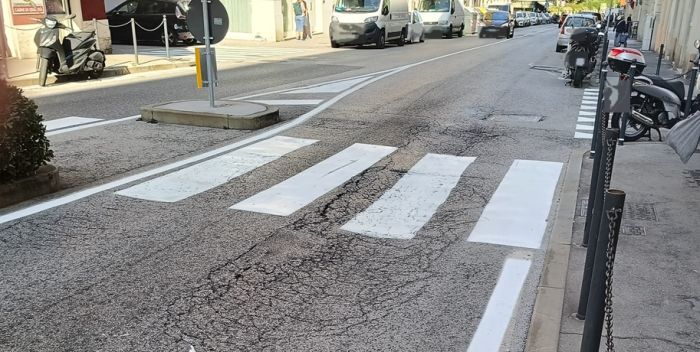 "Buche pericolose nella rotonda di via dell'Istria a San Giacomo"