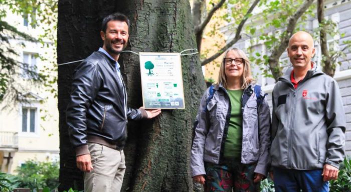 Treetag Day, l'assessore Babuder ha apposto il Treetag al Bagolaro di piazza Hortis