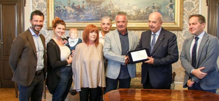 Il Sindaco Roberto Dipiazza ha consegnato una targa al titolare del più antico chiosco di Barcola