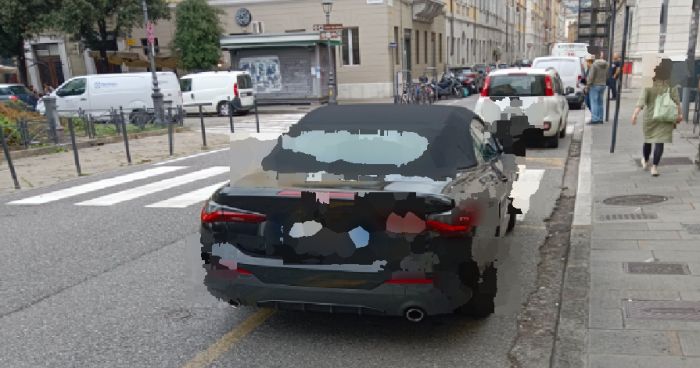 Piazza Venezia, triestino: "Coppia lascia auto in posto disabili senza contrassegno e va a bere"  