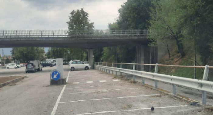 Il parcheggio di via Flavia finalmente ripulito dalle erbacce