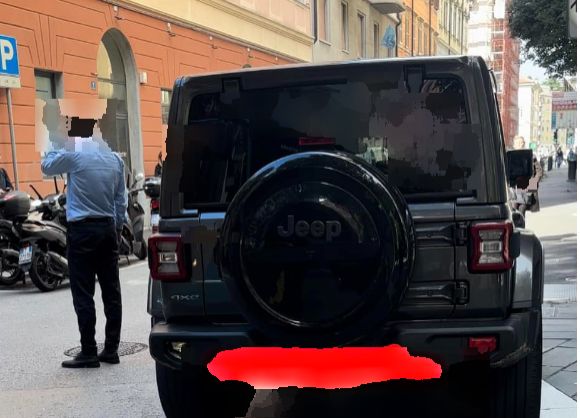 "Via Brunner, bloccati per oltre 30 minuti per un'auto in sosta irregolare": denuncia di una triestina infuriata!