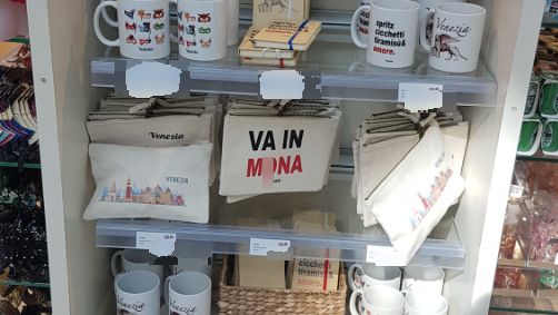 “Va in m*na” in vetrina: il souvenir veneziano che parla ai cuori triestini