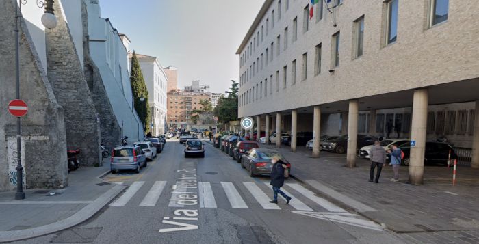 Scivola con la Vespa vicino al Teatro Romano: "Grazie a tutti coloro che mi hanno aiutato"
