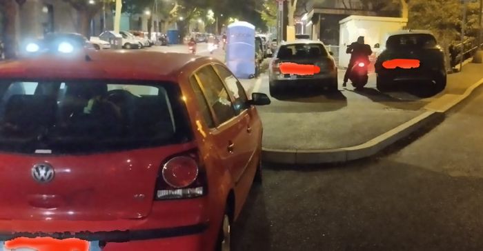Un lettore: "Viale d'Annunzio angolo via Rigutti, dove i parcheggi selvaggi incontrano la perfezione!"