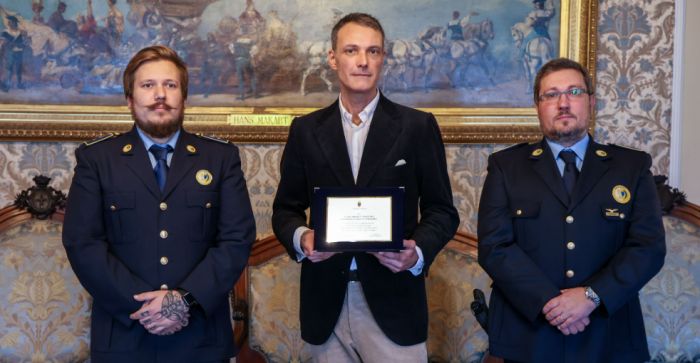 Dal Sindaco una targa per la longevità dell'attività allo stabilimento di sorveglianza e chiusura