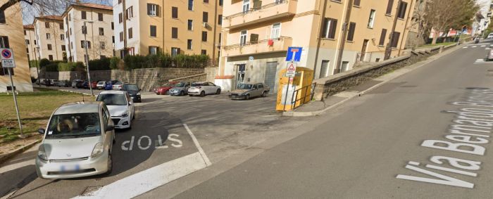 Residenti di via Catalani esasperati dal caos parcheggi: “Costretti a parcheggiare a centinaia di metri”