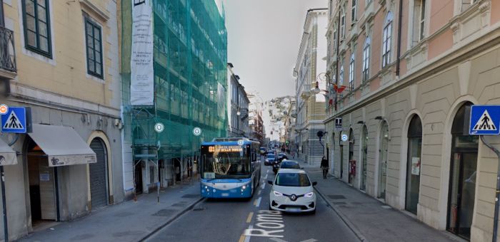 Centro città, uomo tenta furto in supermercato e aggredisce verbalmente la dipendente