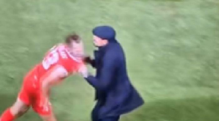 Triestina-Giana Erminio: espulsione di Krollis, Clotet perde la calma e lo spintona: tifosi divisi