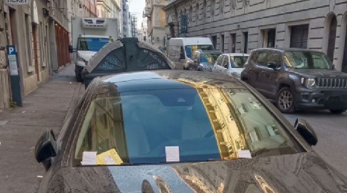 “Ho una bella macchina, il ticket non mi serve!”: parcheggi senza regole nel cuore di Trieste